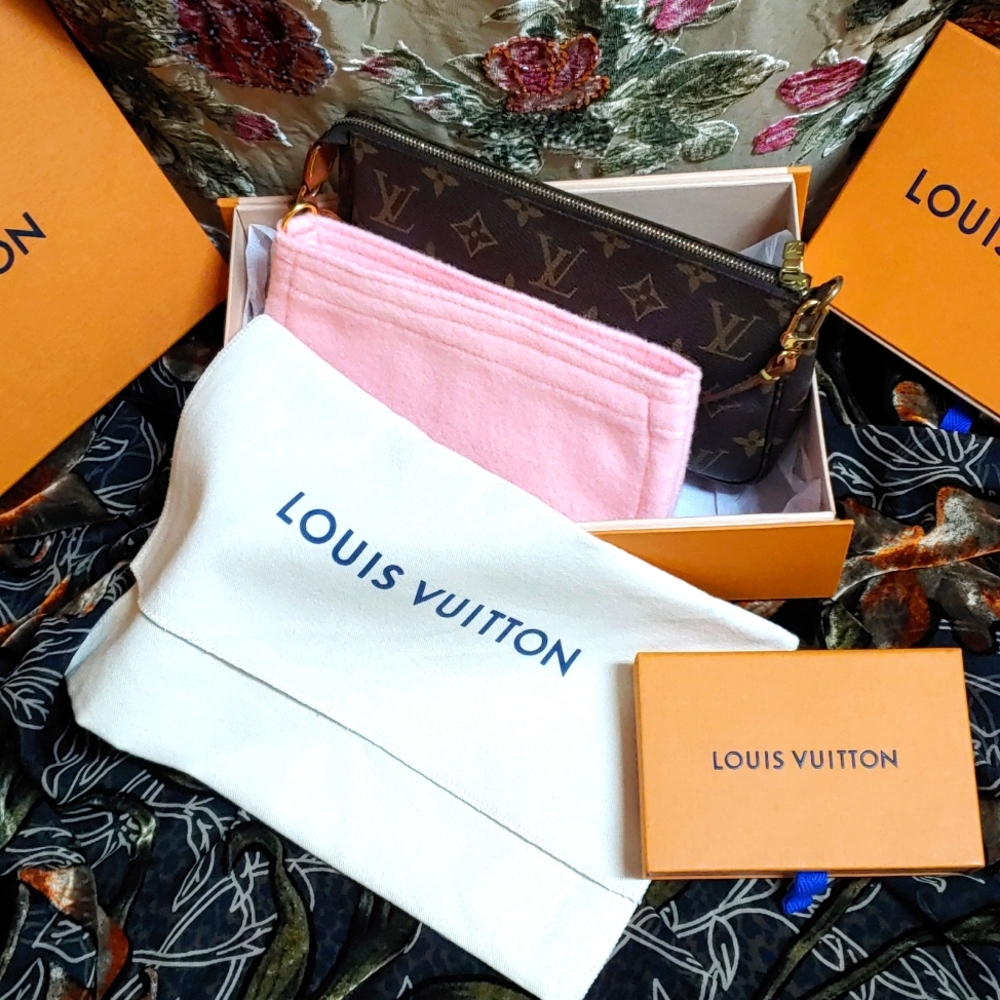 SOLD - 💯% AUTHENTIC VINTAGE LOUIS VUITTON POCHETTE - Picture 2 of 11